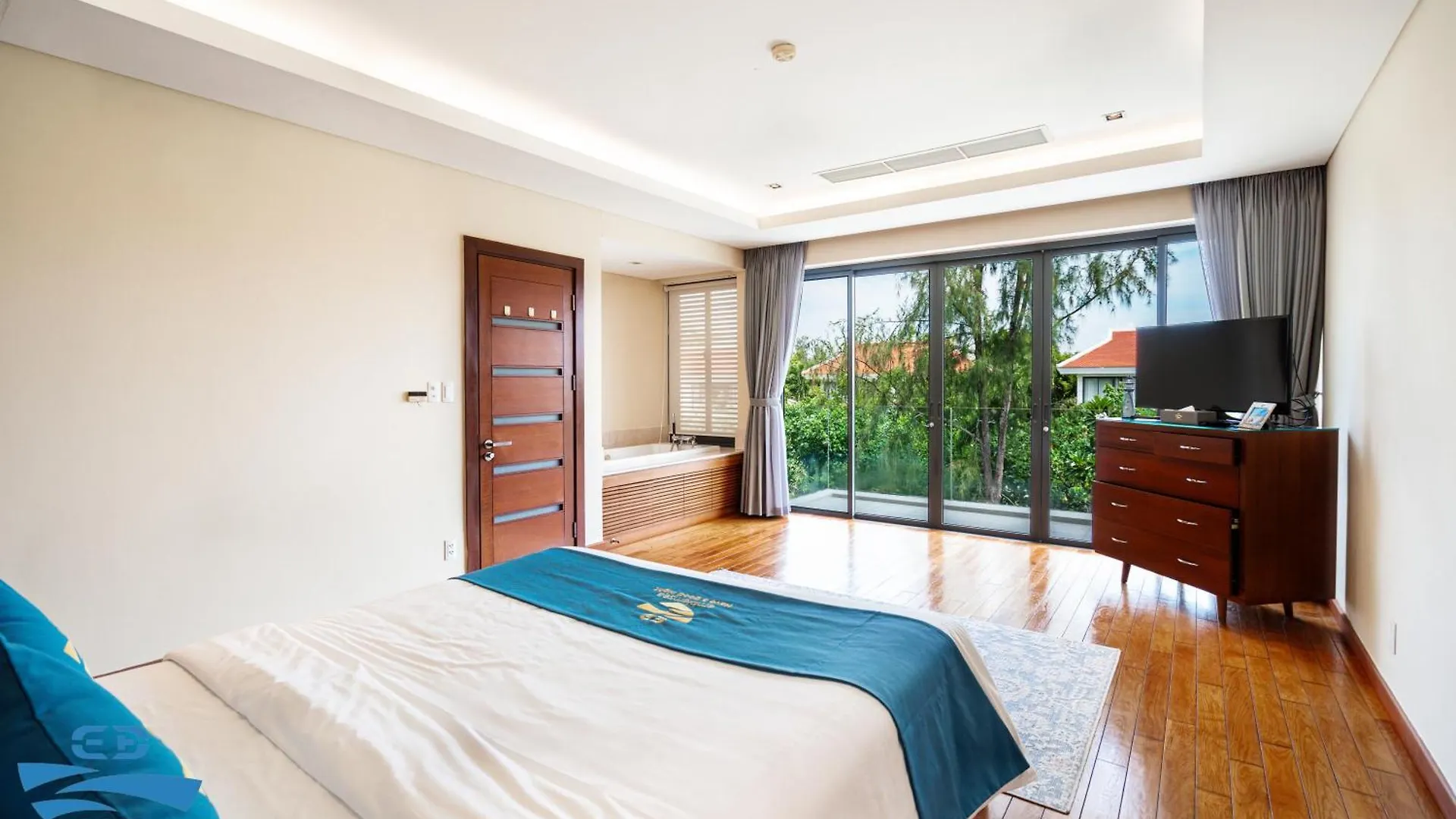 Airy 3 Bedroom In The Ocean Villas Da Nang
