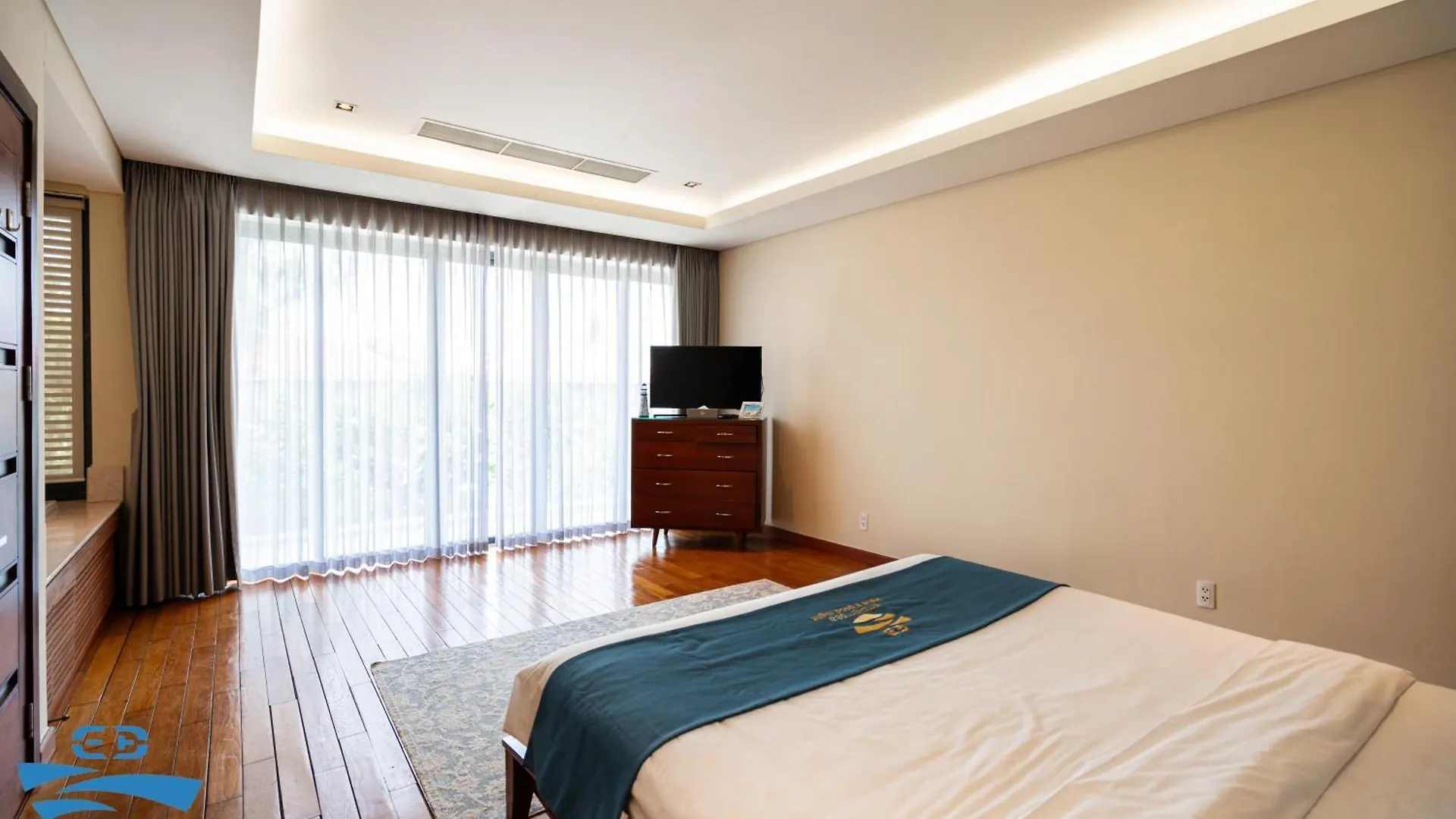 Airy 3 Bedroom In The Ocean Villas Da Nang